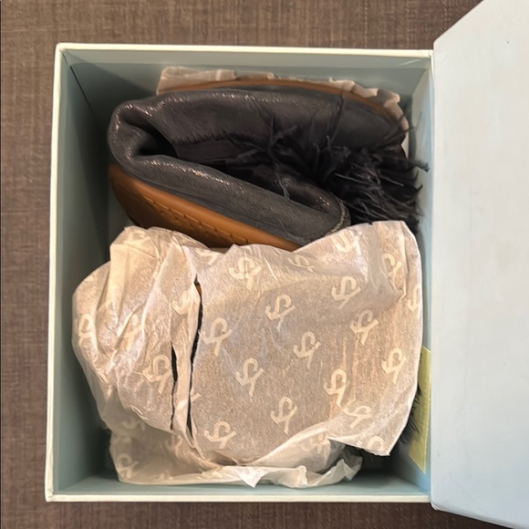 Yosi Samra Women's Ballet Flats with Ostrich Feather Pom-Pom Detail - Picture 9 of 9